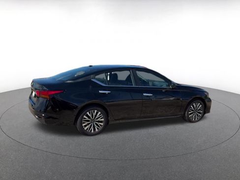 Used 2025 Nissan Altima 2.5 SV FWD image 12