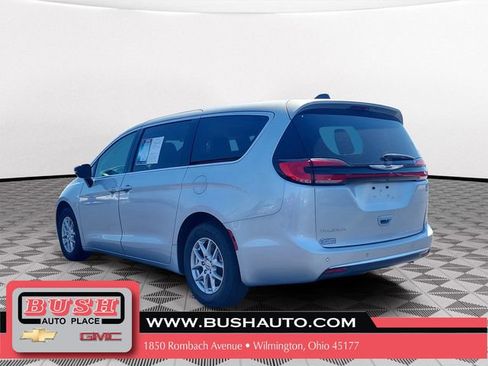 Used 2024 Chrysler Pacifica Touring-L FWD image 3