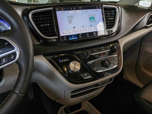 Used 2023 Chrysler Pacifica Touring-L FWD image 12