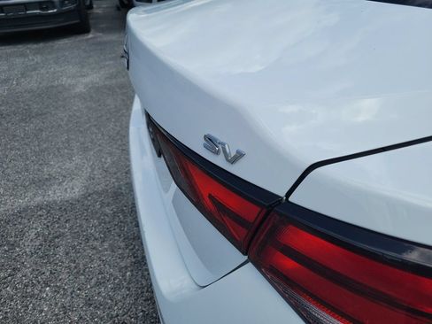 Used 2024 Nissan Sentra SV FWD image 9