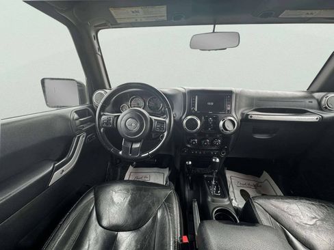 Used 2015 Jeep Wrangler Unlimited Rubicon w/ Dual Top Group AWD/4WD image 18