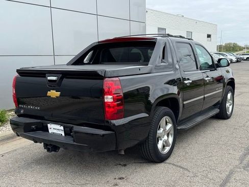 Used 2013 Chevrolet Avalanche LTZ AWD/4WD image 32