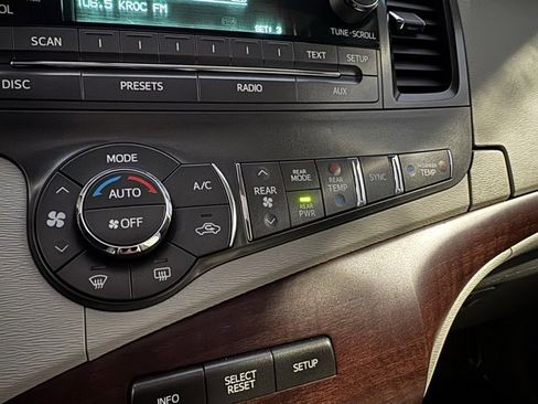 Used 2013 Toyota Sienna XLE image 13