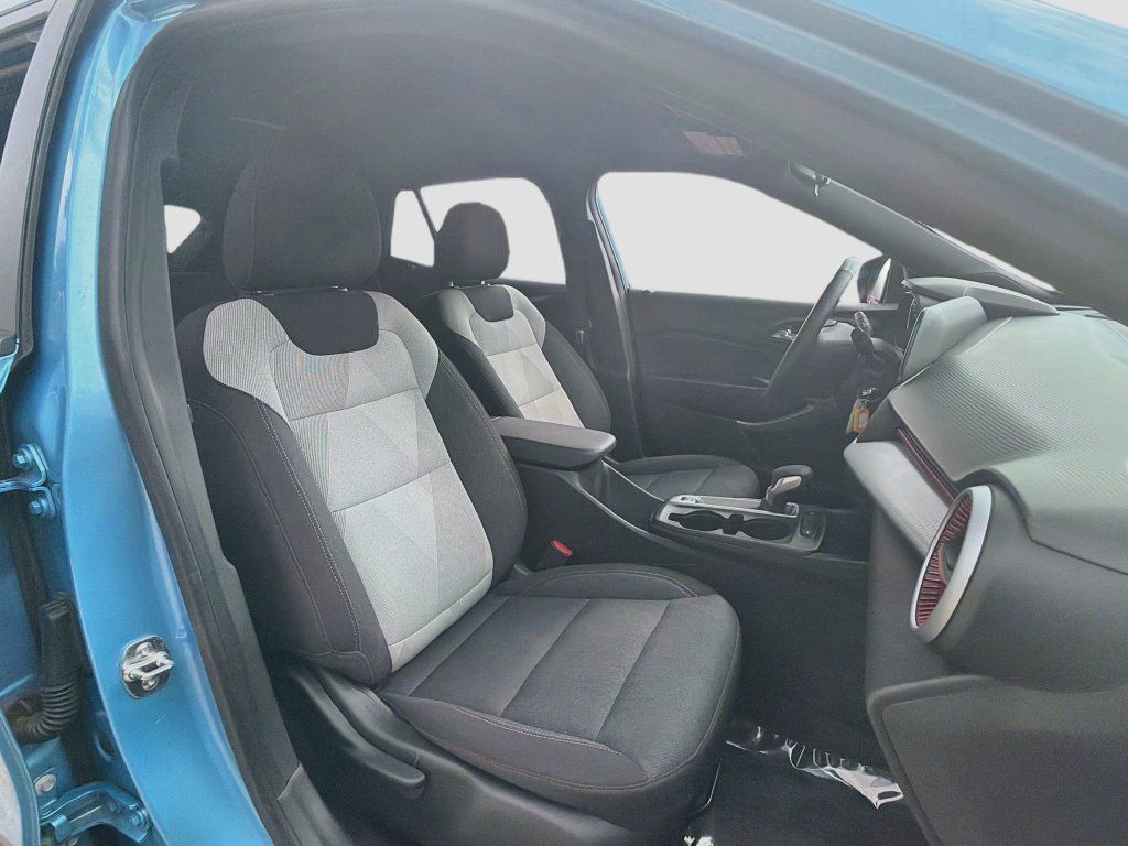 Used 2025 Chevrolet Trax RS w/ Driver Confidence Package FWD image 29