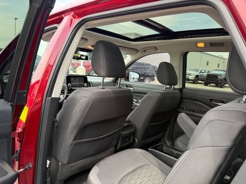 Used 2022 Nissan Pathfinder SV w/ SV Premium Package FWD image 8
