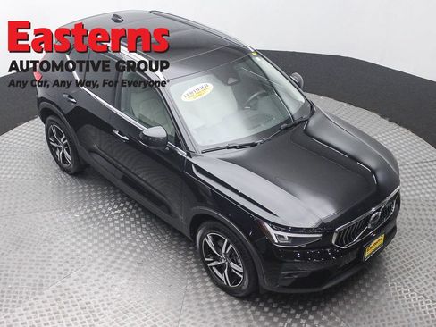 Used 2023 Volvo XC40 B5 Plus AWD/4WD image 3