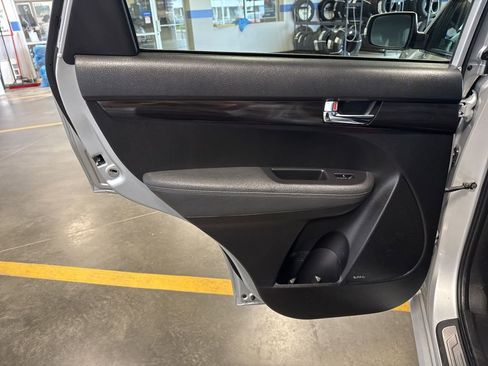 Used 2012 Kia Sorento SX FWD image 28