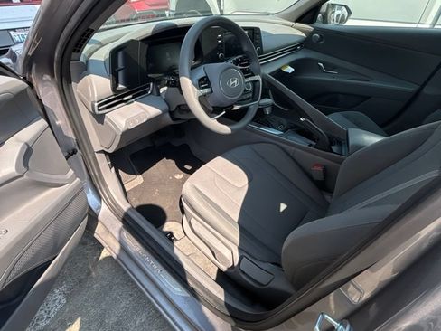 Used 2025 Hyundai Elantra SE FWD image 8