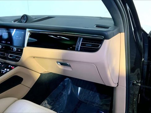 Used 2025 Porsche Macan image 22