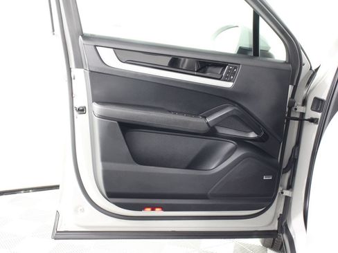 Certified 2024 Porsche Cayenne AWD/4WD image 20