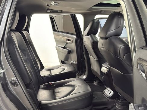Used 2023 Toyota Highlander Limited image 18