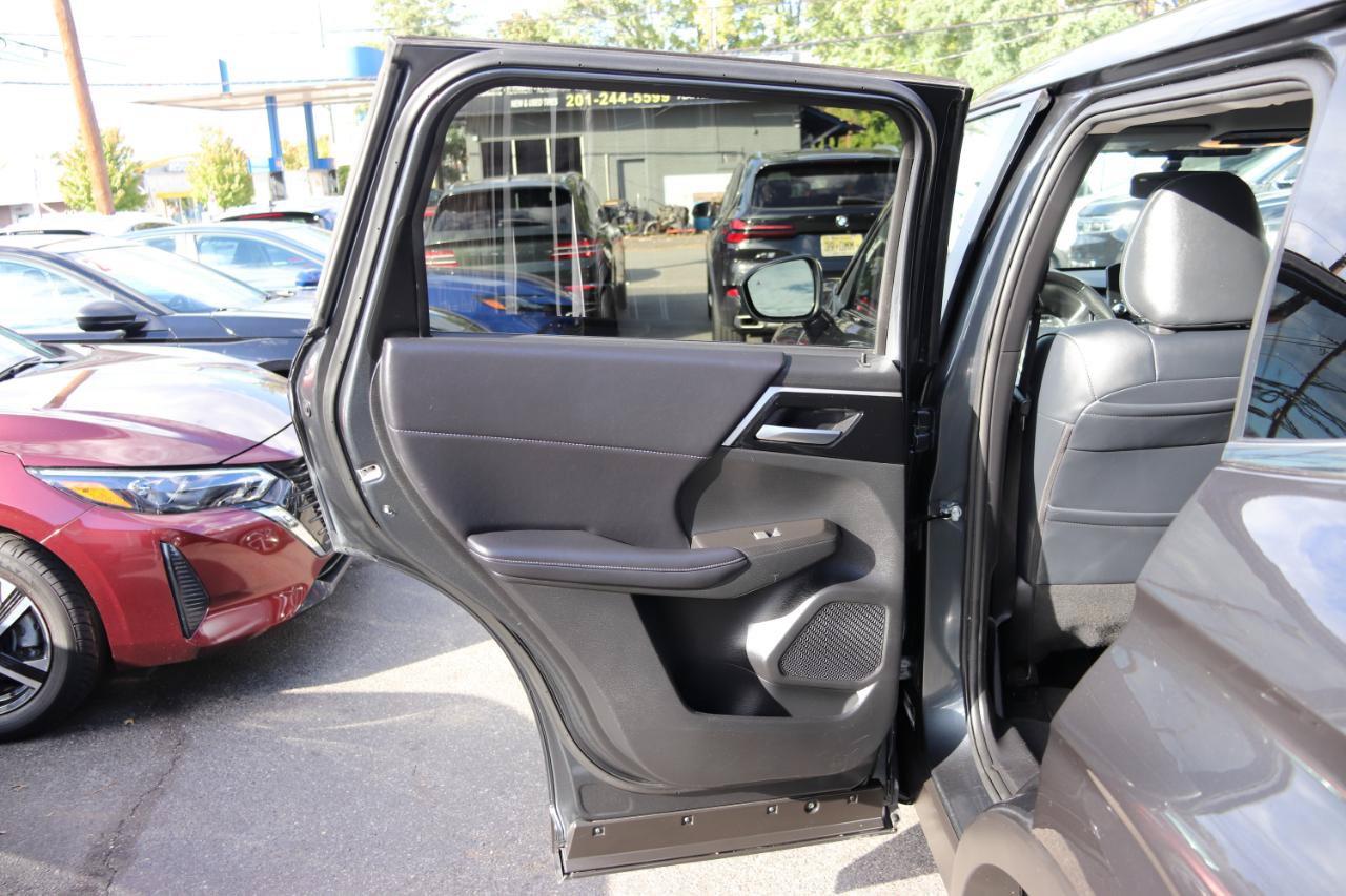 Used 2024 Mitsubishi Outlander AWD image 26