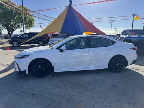 Used 2025 Toyota Camry SE image 10