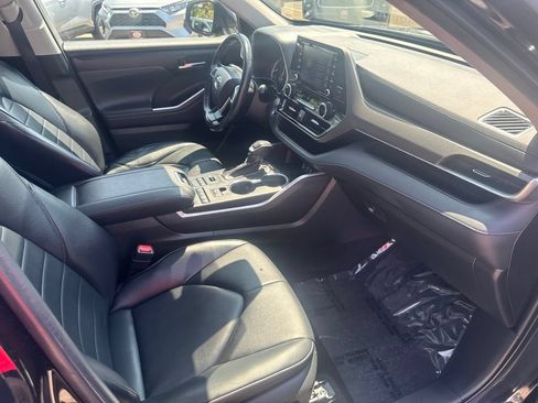 Used 2022 Toyota Highlander XLE AWD/4WD image 35