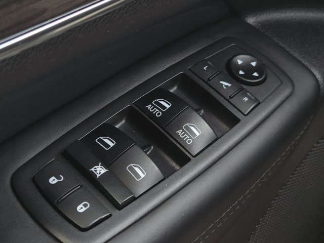 Used 2018 Jeep Grand Cherokee Overland AWD/4WD image 28
