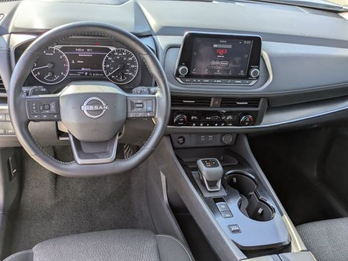 Used 2025 Nissan Rogue SV FWD image 9