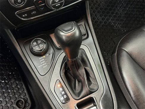 Used 2022 Jeep Cherokee Trailhawk image 14