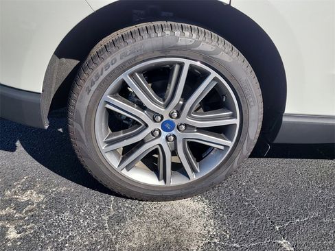 Certified 2020 Ford Edge Titanium image 5