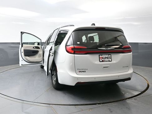 Used 2023 Chrysler Pacifica Limited image 61