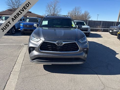 Used 2021 Toyota Highlander Platinum image 2