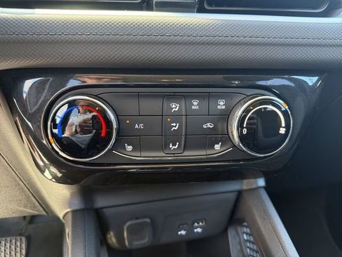Used 2025 Chevrolet TrailBlazer LT w/ LT Cold Weather Package FWD image 20