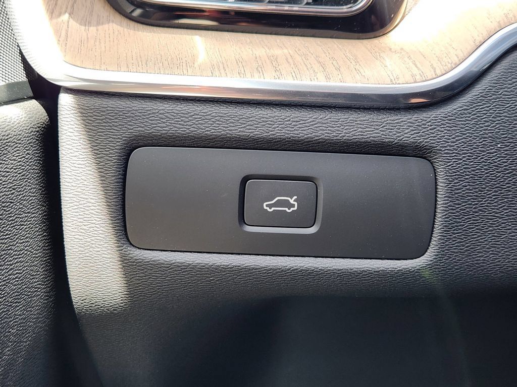 New 2026 Volvo XC60 B5 Plus w/ Protection Package Premier AWD/4WD image 12