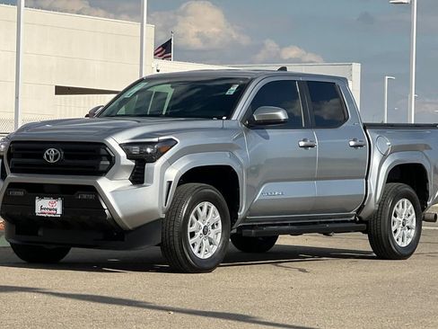 Certified 2025 Toyota Tacoma SR5 AWD/4WD image 10