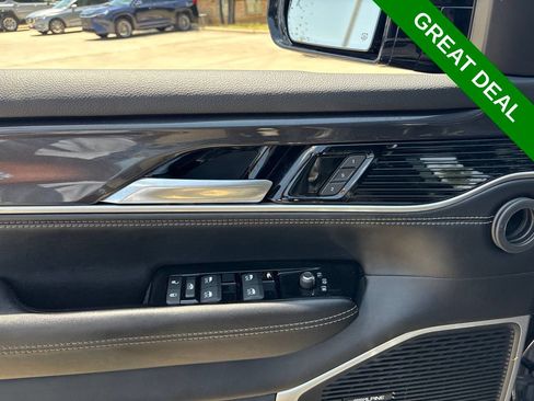 Used 2023 Jeep Wagoneer 4WD w/ Premium Group I image 17