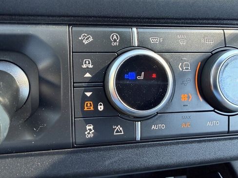 Used 2023 Land Rover Defender 90 X-Dynamic SE image 37