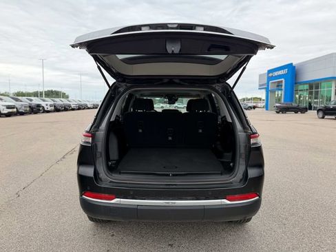 Used 2023 Jeep Grand Cherokee Laredo AWD/4WD image 14