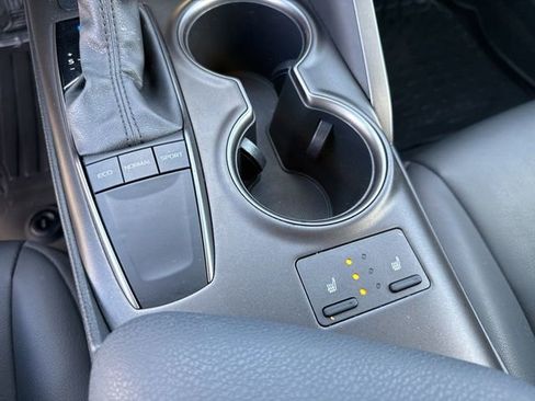 Used 2024 Toyota Camry SE image 10