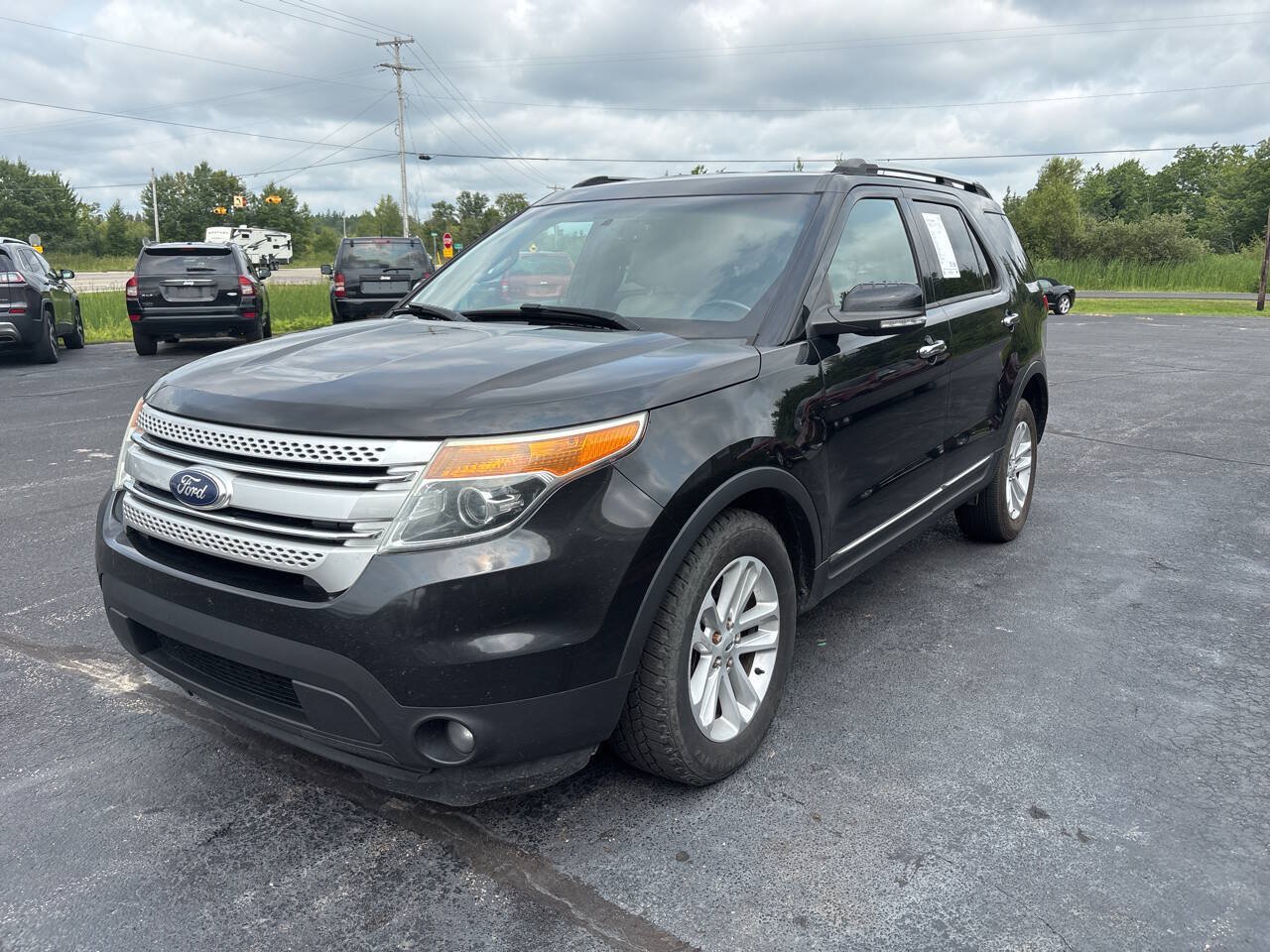 Used 2014 Ford Explorer XLT w/ Equipment Group 202A AWD/4WD image 2