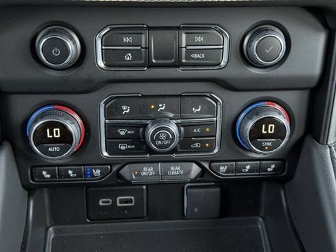 Used 2024 Chevrolet Suburban Premier w/ Premium Package AWD/4WD image 19
