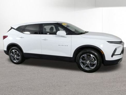 Used 2025 Chevrolet Blazer LT AWD/4WD image 2