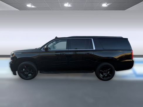 Used 2017 Chevrolet Suburban LT image 2