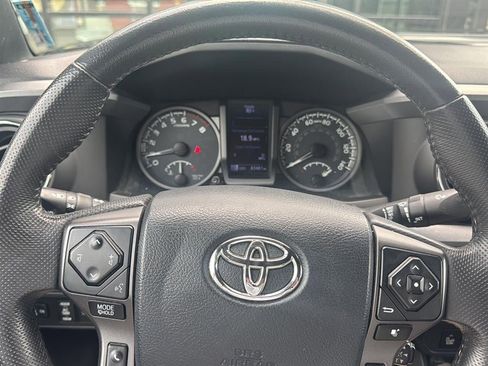 Used 2019 Toyota Tacoma TRD Off-Road w/ Technology Package AWD/4WD image 13