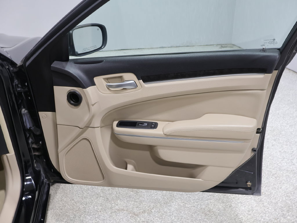 Used 2013 Chrysler 300 AWD w/ Driver Convenience Group image 25