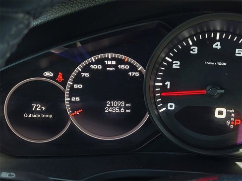 Used 2022 Porsche Cayenne w/ Premium Package image 26