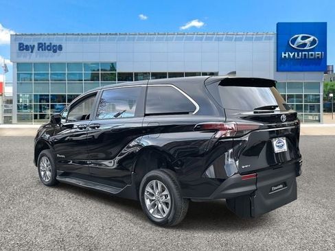 Used 2026 Toyota Sienna LE image 7