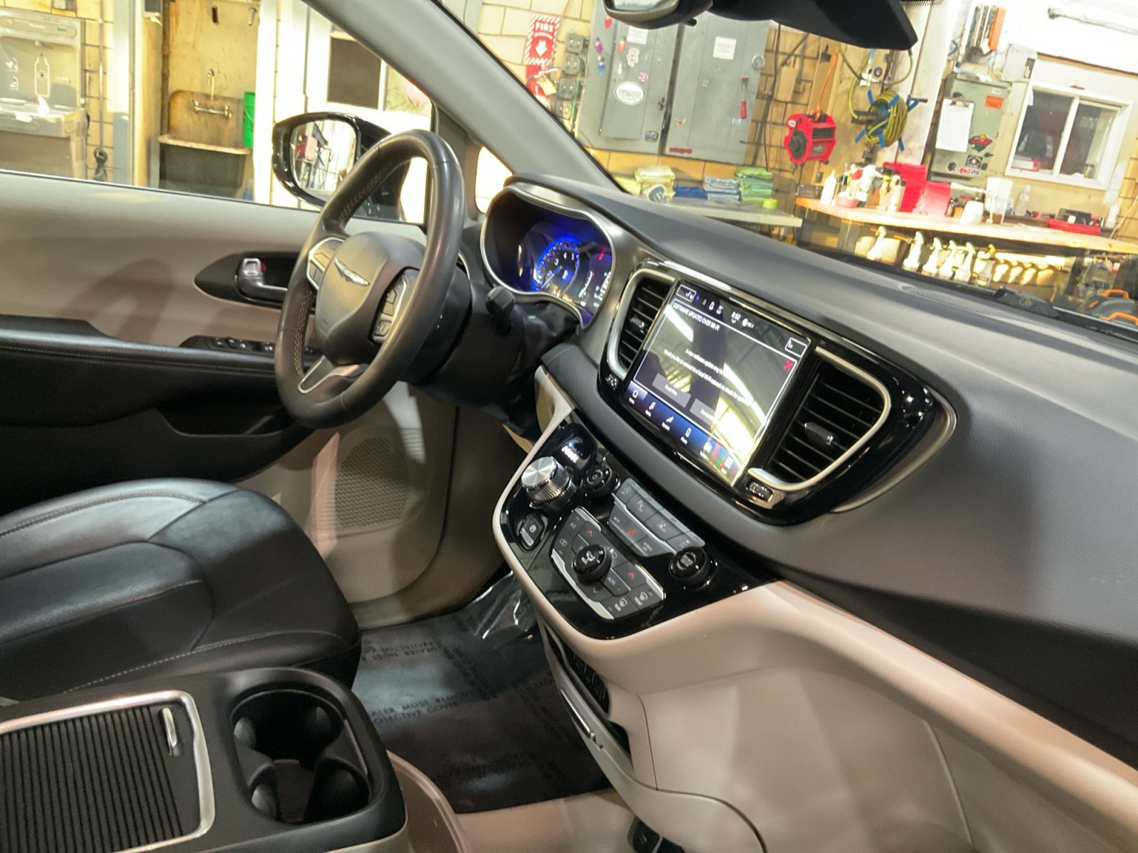 Used 2024 Chrysler Pacifica Touring-L FWD image 18