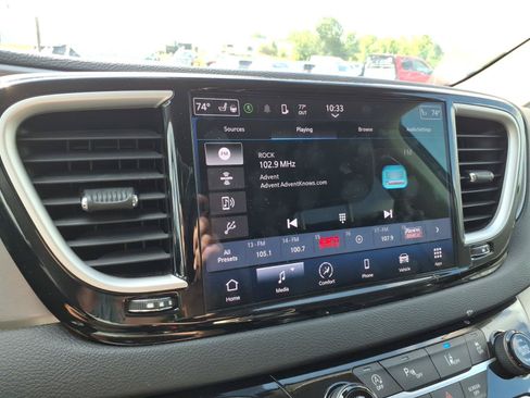 Used 2023 Chrysler Pacifica Touring-L FWD image 17