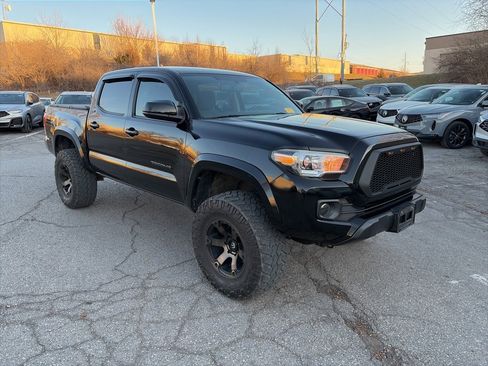 Used 2017 Toyota Tacoma SR5 w/ Tow Package image 3