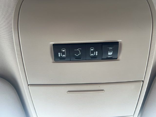 Used 2015 Chrysler Town & Country Touring-L w/ Driver Convenience Group FWD image 3