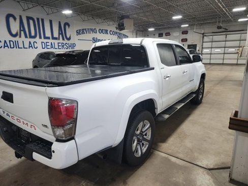 Used 2018 Toyota Tacoma SR image 3