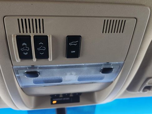 Used 2014 Chevrolet Suburban LTZ image 17