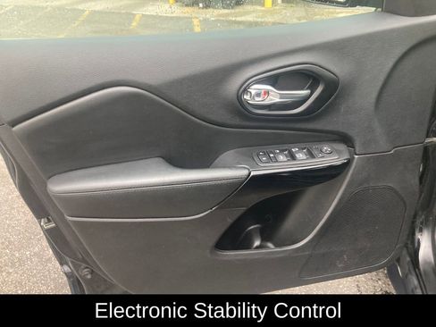 Used 2021 Jeep Cherokee Latitude Plus AWD/4WD image 13