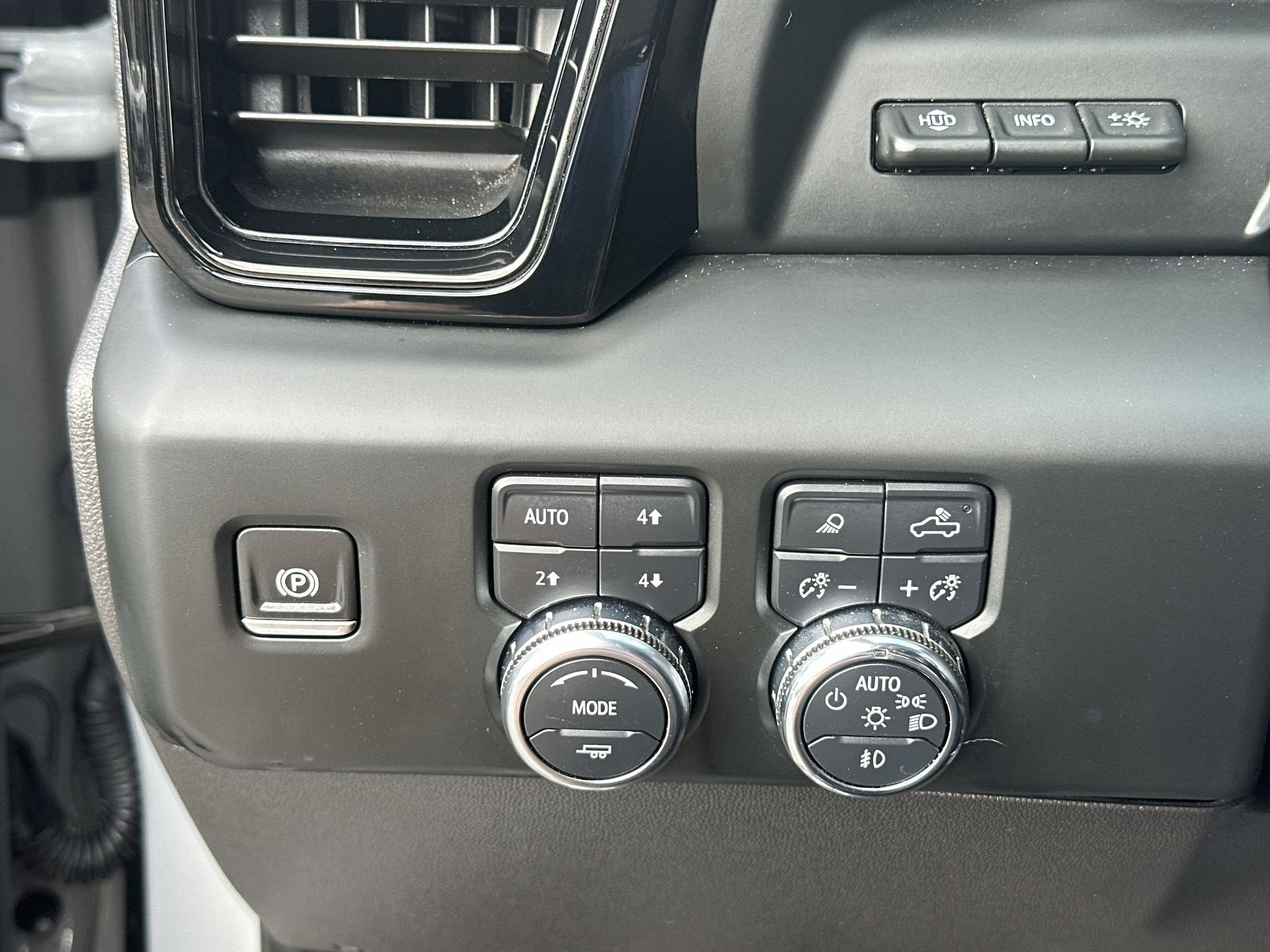 Used 2024 GMC Sierra 1500 AT4 w/ Technology Package AWD/4WD image 18