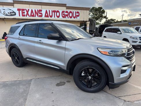 Used 2020 Ford Explorer XLT w/ Equipment Group 202A image 2