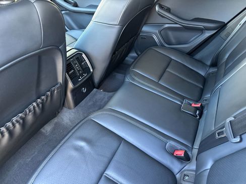 Certified 2025 Porsche Macan image 14