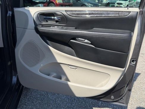 Used 2018 Dodge Grand Caravan SE w/ UConnect Hands-Free Group image 19